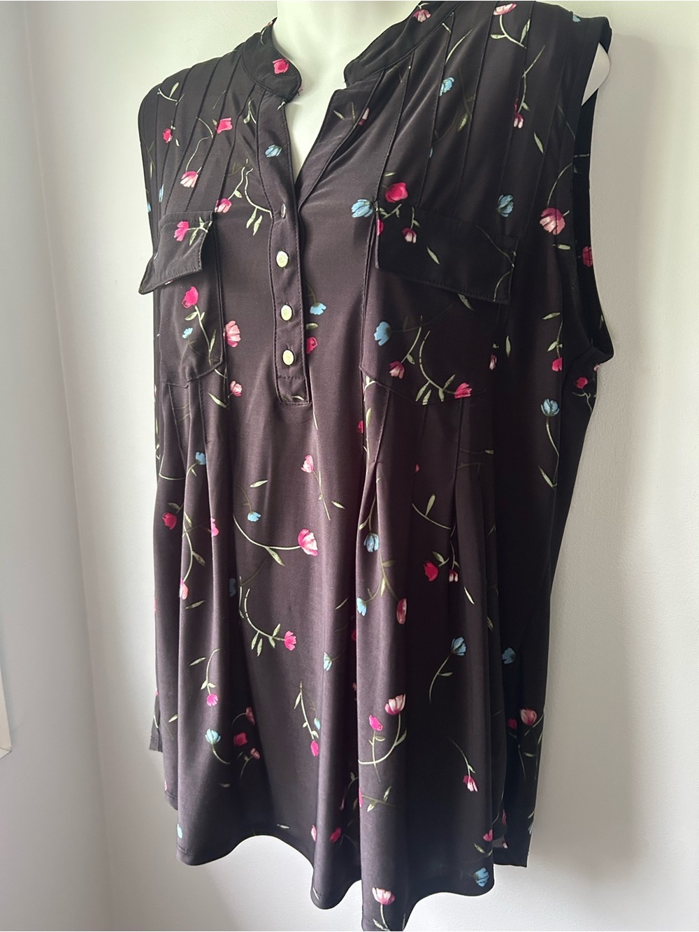 Sleeveless Black Floral Popover Blouse with Button Placket - Picture 3 of 11